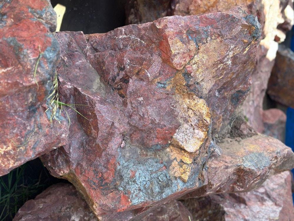 Камни для ландшафтного дизайна красно-фиолетовые 10-60 килограмм купить в Солнечногорске