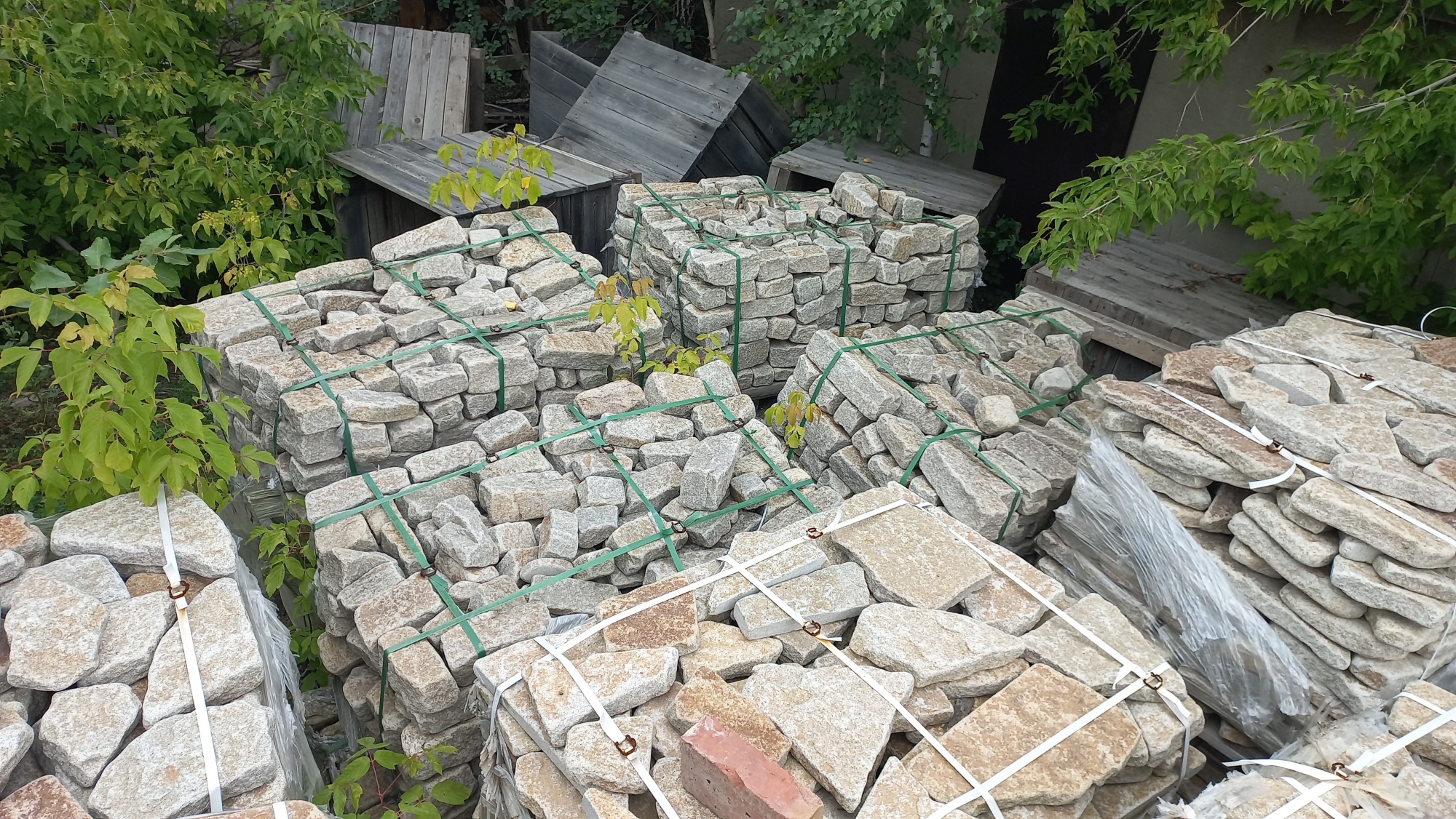 Плитняк галтованный гранитный для ландшафтного дизайна купить в Солнечногорске