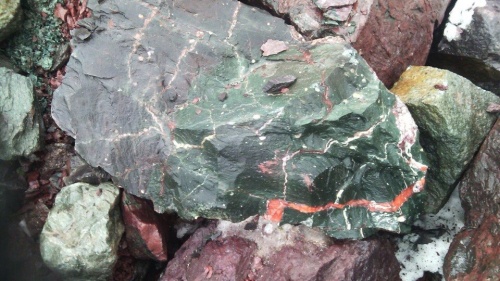 Гигантские зелёные валуны для ландшафтного дизайна весом более 5 тонн купить в Солнечногорске