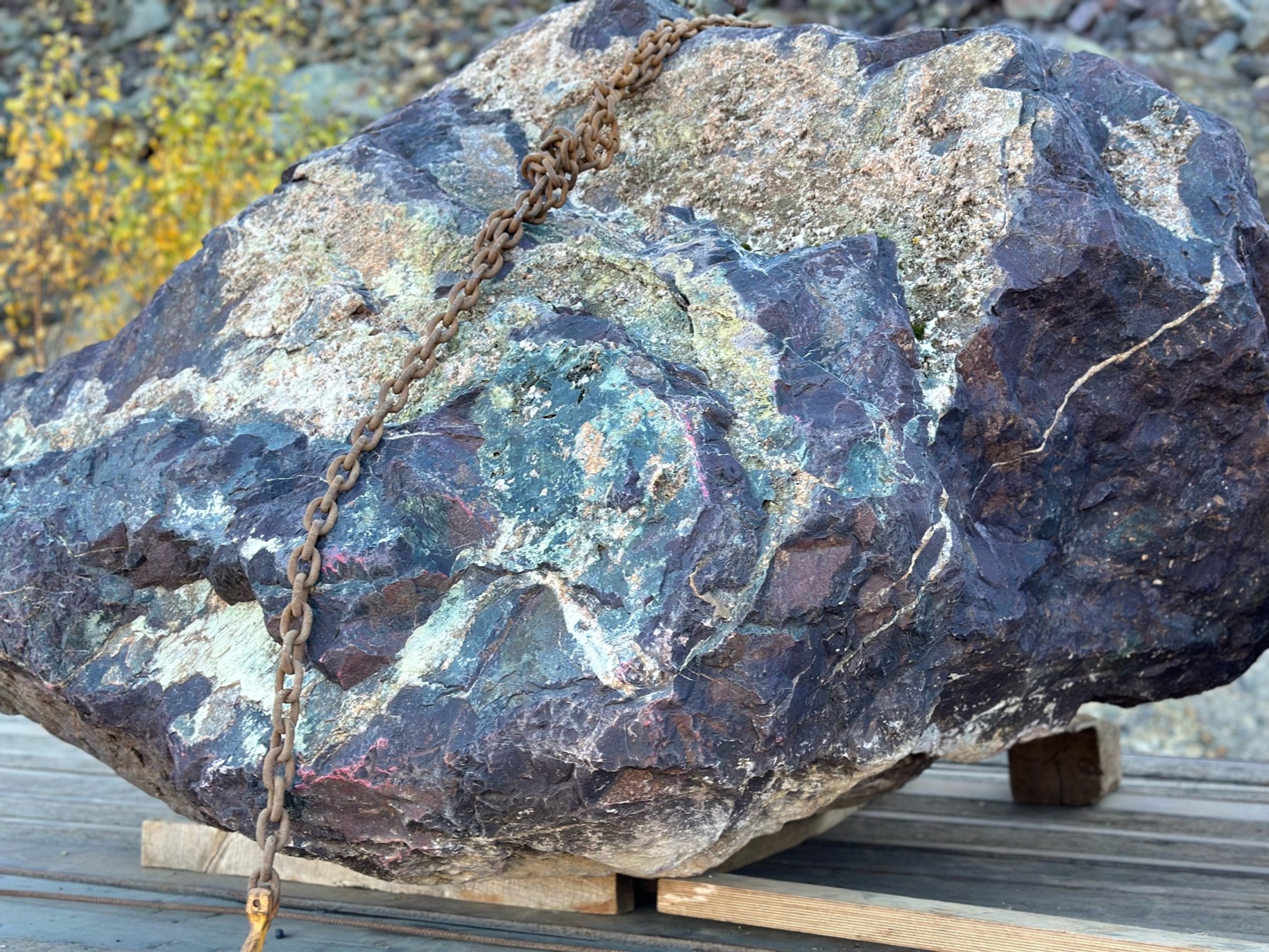 Огромные красно-фиолетовые валуны для ландшафтного дизайна весом более 5 тонн купить в Солнечногорске