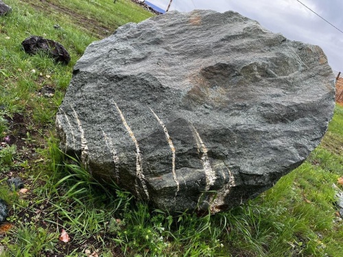 Гигантские зелёные валуны для ландшафтного дизайна весом более 5 тонн купить в Солнечногорске