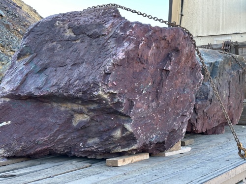 Огромные красно-фиолетовые валуны для ландшафтного дизайна весом более 5 тонн купить в Солнечногорске