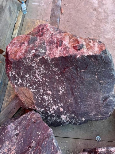 Камни для ландшафтного дизайна красно-фиолетовые 10-60 килограмм купить в Солнечногорске