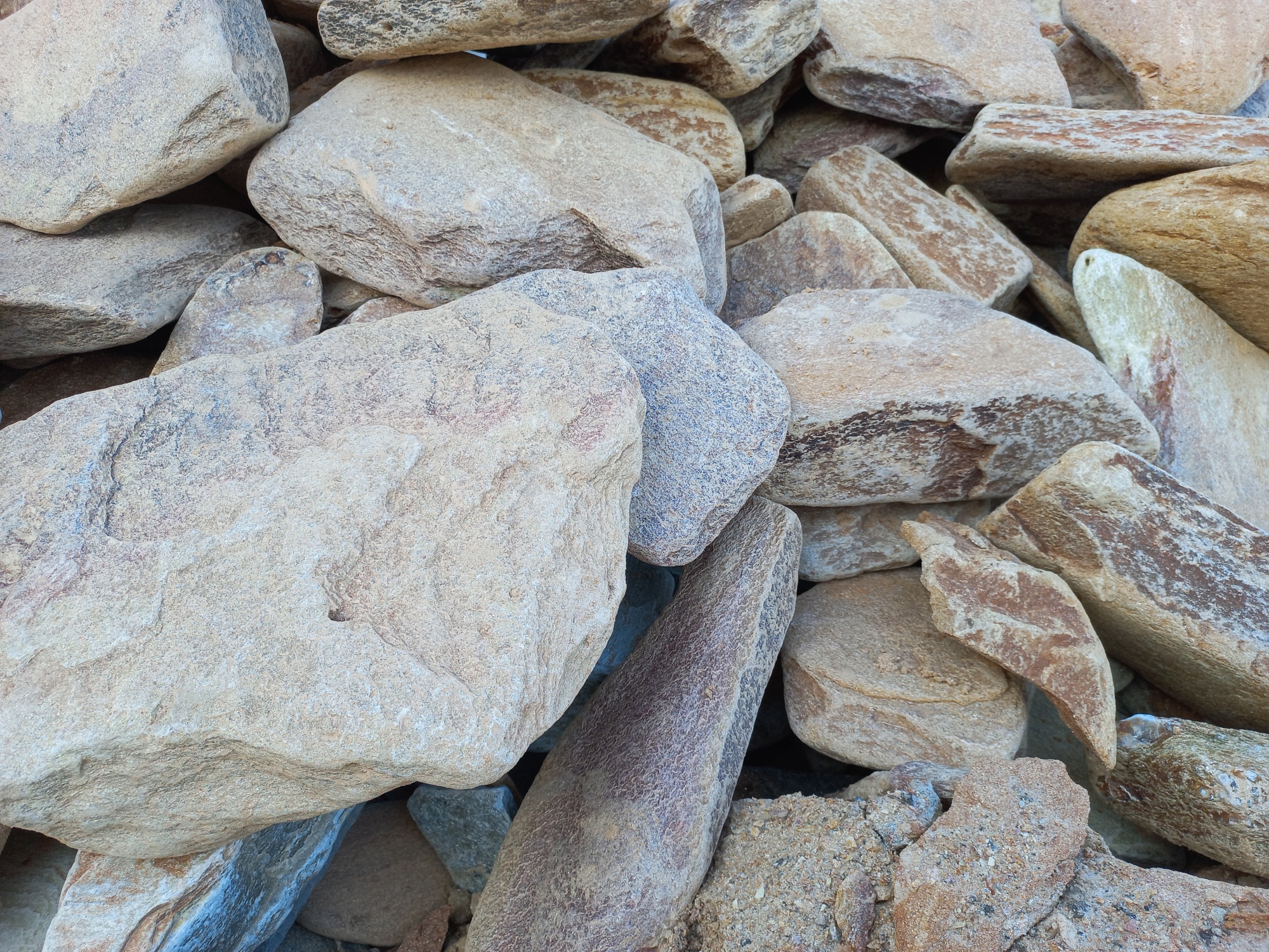 Златолит жёлтый, жёлто-зелёный глыбки и валуны для ланшафтного дизайна купить в Солнечногорске