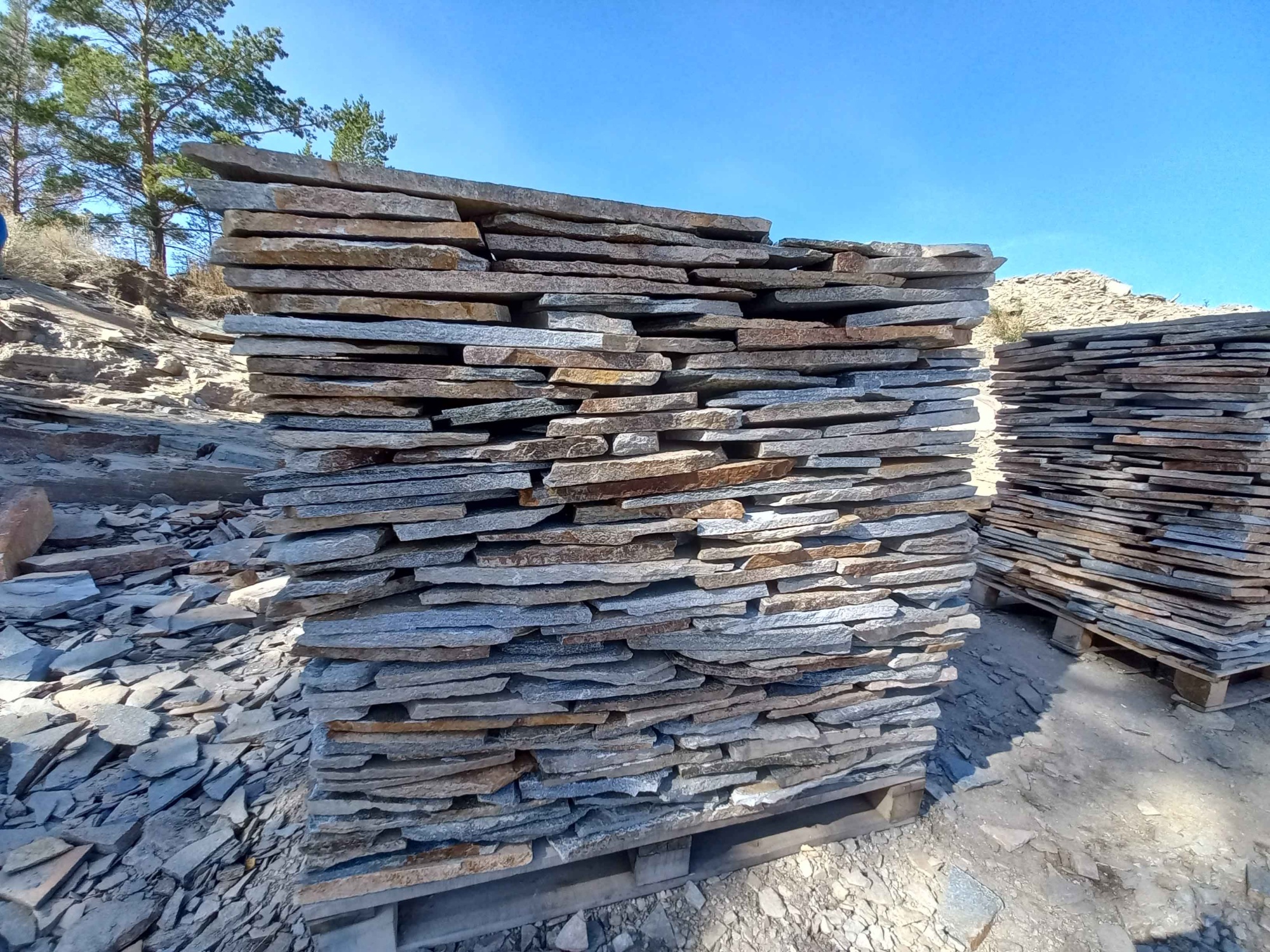 Плитняк златолит серебристый для фасада купить в Солнечногорске