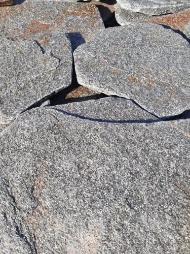 Златолит серебристый галтованный для лестниц купить в Солнечногорске