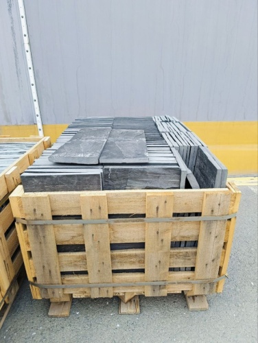 чёрная плитка из камня